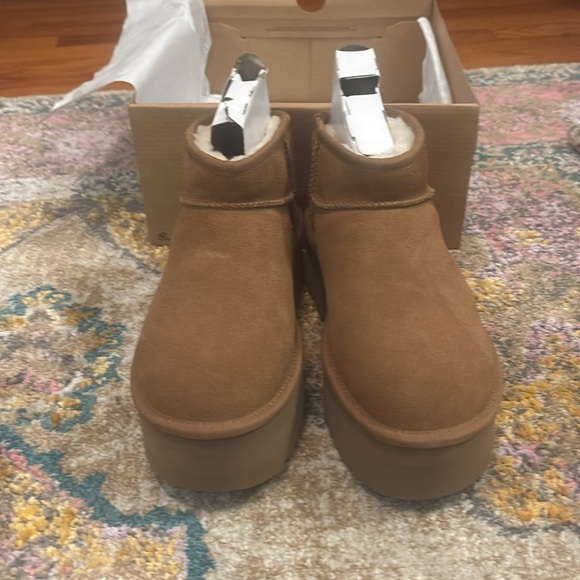 NWT Platform Ugg’s - Picture 5 of 6